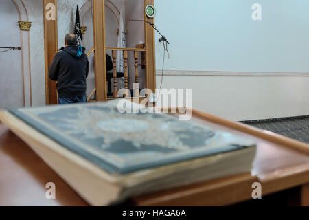 Jerusalem, Israel. 30. November 2016. TAWFIK ELAYAN, Muazzin der Al-Rahman Moschee im Dorf Bet Safafa, führt die "ElAzzan", rufen zum Gebet, durch eine solide Verstärkeranlage. Die israelische Regierung vorgeschlagene Gesetzgebung Verbot von religiösen Institutionen hindern, Outdoor-Lautsprecher, genannt die "Muazzin Bill", wie in der muslimischen Aufruf zum Gebet die 5 Mal am Tag auftritt. Die Rechnung, beschriftet eine Bedrohung für die muslimischen Gemeinden und einen Umzug von der israelischen Regierung zum Herunterfahren Moscheen, soll eine vorläufige Abstimmung kommen. Bildnachweis: Nir Alon/Alamy Live-Nachrichten Stockfoto