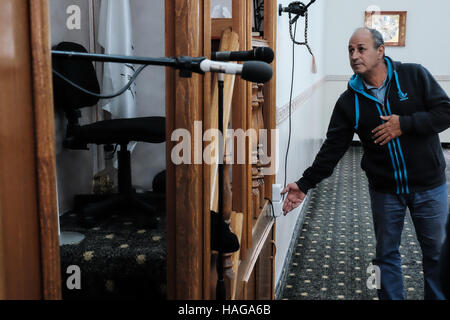 Jerusalem, Israel. 30. November 2016. TAWFIK ELAYAN, Muazzin der Al-Rahman Moschee im Dorf Bet Safafa, führt die "ElAzzan", rufen zum Gebet, durch eine solide Verstärkeranlage. Die israelische Regierung vorgeschlagene Gesetzgebung Verbot von religiösen Institutionen hindern, Outdoor-Lautsprecher, genannt die "Muazzin Bill", wie in der muslimischen Aufruf zum Gebet die 5 Mal am Tag auftritt. Die Rechnung, beschriftet eine Bedrohung für die muslimischen Gemeinden und einen Umzug von der israelischen Regierung zum Herunterfahren Moscheen, soll eine vorläufige Abstimmung kommen. Bildnachweis: Nir Alon/Alamy Live-Nachrichten Stockfoto