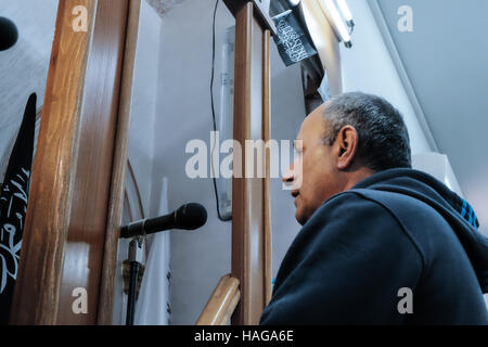 Jerusalem, Israel. 30. November 2016. TAWFIK ELAYAN, Muazzin der Al-Rahman Moschee im Dorf Bet Safafa, führt die "ElAzzan", rufen zum Gebet, durch eine solide Verstärkeranlage. Die israelische Regierung vorgeschlagene Gesetzgebung Verbot von religiösen Institutionen hindern, Outdoor-Lautsprecher, genannt die "Muazzin Bill", wie in der muslimischen Aufruf zum Gebet die 5 Mal am Tag auftritt. Die Rechnung, beschriftet eine Bedrohung für die muslimischen Gemeinden und einen Umzug von der israelischen Regierung zum Herunterfahren Moscheen, soll eine vorläufige Abstimmung kommen. Bildnachweis: Nir Alon/Alamy Live-Nachrichten Stockfoto
