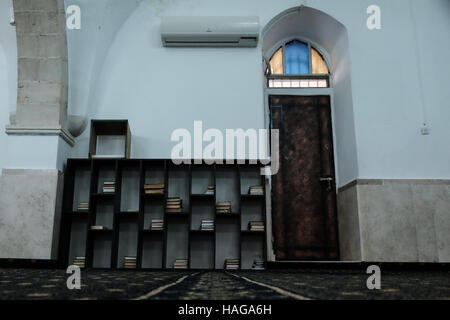 Jerusalem, Israel. 30. November 2016. Eine Außenansicht des Al-Rahman-Moschee im Dorf Bet Safafa. Die israelische Regierung vorgeschlagene Gesetzgebung Verbot von religiösen Institutionen hindern, Outdoor-Lautsprecher, genannt die "Muazzin Bill", wie in der muslimischen Aufruf zum Gebet die 5 Mal am Tag auftritt. Die Rechnung, beschriftet eine Bedrohung für die muslimischen Gemeinden und einen Umzug von der israelischen Regierung zum Herunterfahren Moscheen, soll eine vorläufige Abstimmung kommen. Bildnachweis: Nir Alon/Alamy Live-Nachrichten Stockfoto