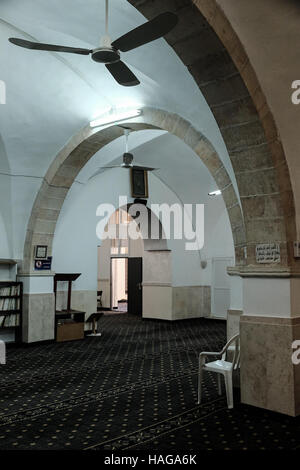 Jerusalem, Israel. 30. November 2016. Eine Außenansicht des Al-Rahman-Moschee im Dorf Bet Safafa. Die israelische Regierung vorgeschlagene Gesetzgebung Verbot von religiösen Institutionen hindern, Outdoor-Lautsprecher, genannt die "Muazzin Bill", wie in der muslimischen Aufruf zum Gebet die 5 Mal am Tag auftritt. Die Rechnung, beschriftet eine Bedrohung für die muslimischen Gemeinden und einen Umzug von der israelischen Regierung zum Herunterfahren Moscheen, soll eine vorläufige Abstimmung kommen. Bildnachweis: Nir Alon/Alamy Live-Nachrichten Stockfoto