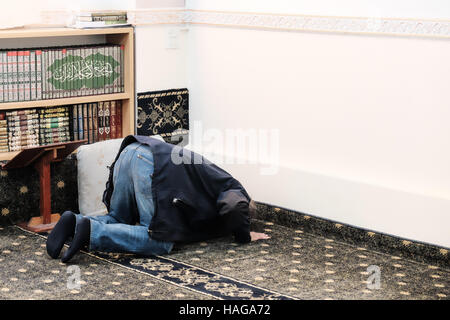 Jerusalem, Israel. 30. November 2016. Ein muslimischer Mann betet in der Al-Rahman-Moschee im Dorf Bet Safafa. Die israelische Regierung vorgeschlagene Gesetzgebung Verbot von religiösen Institutionen hindern, Outdoor-Lautsprecher, genannt die "Muazzin Bill", wie in der muslimischen Aufruf zum Gebet die 5 Mal am Tag auftritt. Die Rechnung, beschriftet eine Bedrohung für die muslimischen Gemeinden und einen Umzug von der israelischen Regierung zum Herunterfahren Moscheen, soll eine vorläufige Abstimmung kommen. Bildnachweis: Nir Alon/Alamy Live-Nachrichten Stockfoto