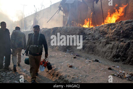 Quetta Polizei Brand Höhle der Drogenhändler und Süchtigen Personen während des Betriebs im Namen Anti-Drogen-Truppe am Mittwoch, 30. November 2016. Stockfoto