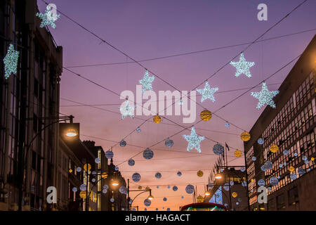 London, UK. 30. November 2016. Weihnachtsbeleuchtung in einer belebten Straße in Oxford als die Sonne untergeht. London-30. November 2016-Credit: Guy Bell/Alamy Live-Nachrichten Stockfoto