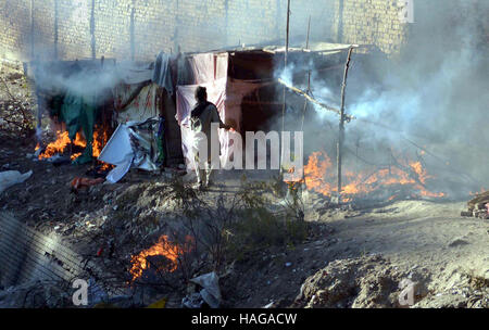 Quetta Polizei Brand Höhle der Drogenhändler und Süchtigen Personen während des Betriebs im Namen Anti-Drogen-Truppe am Mittwoch, 30. November 2016. Stockfoto