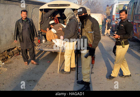 Quetta Polizei verhaftete Drogenhändler und Süchtigen Personen während des Betriebs im Auftrag von Anti-Drogen am Mittwoch, 30. November 2016 in Kraft. Stockfoto