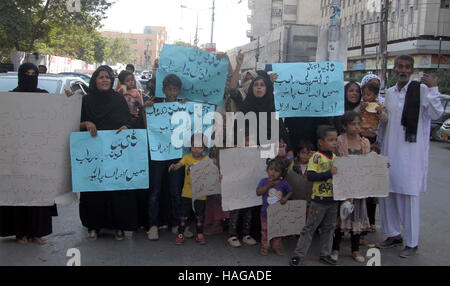 Bewohner Surjani Stadt halten Protestdemonstration gegen hohen Händigkeit der einflussreiche politische Arbeiter und Polizei außerhalb Karachi Presseclub am Mittwoch, 30. November 2016. Stockfoto