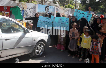 Bewohner Surjani Stadt halten Protestdemonstration gegen hohen Händigkeit der einflussreiche politische Arbeiter und Polizei außerhalb Karachi Presseclub am Mittwoch, 30. November 2016. Stockfoto