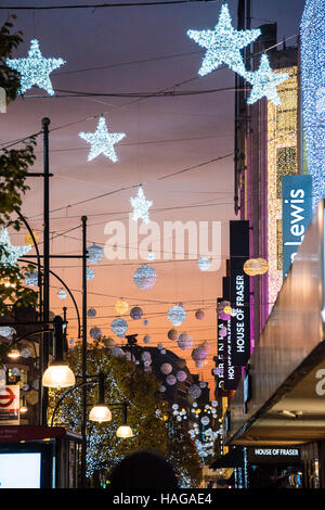 London, UK. 30. November 2016. Weihnachtsbeleuchtung in einer belebten Straße in Oxford als die Sonne untergeht. London-30. November 2016-Credit: Guy Bell/Alamy Live-Nachrichten Stockfoto