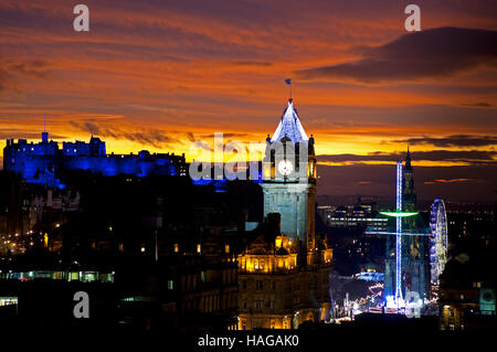 Edinburgh City von Calton Hill, Schottland. 30 Nov, 2016. St. Andrew's Day ist der Nationale Tag in Schottland. Historische Gebäude wie das Schloss wurden in einem blauen Farbton getaucht, plus einen spektakulären Sonnenuntergang. Stockfoto