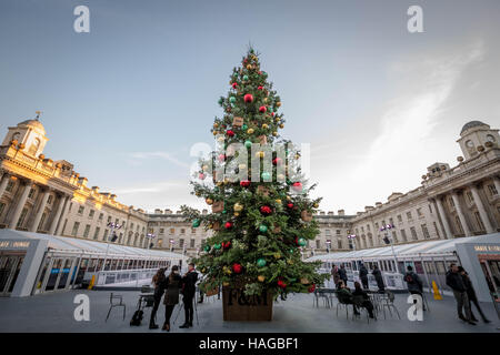 London, UK. 30. November 2016. Fortnum und Mason Weihnachtsbaum am Somerset House Credit: Guy Corbishley/Alamy Live-Nachrichten Stockfoto