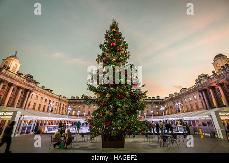 London, UK. 30. November 2016. Fortnum und Mason Weihnachtsbaum am Somerset House Credit: Guy Corbishley/Alamy Live-Nachrichten Stockfoto