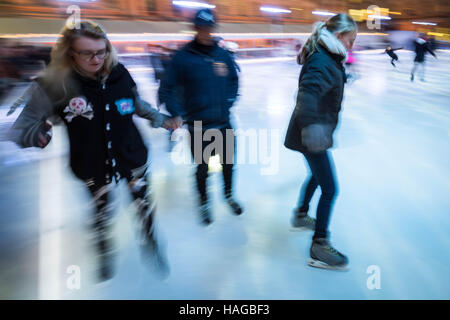 London, UK. 30. November 2016. Somerset House Ice Rink Credit: Guy Corbishley/Alamy Live-Nachrichten Stockfoto