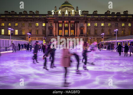 London, UK. 30. November 2016. Somerset House Ice Rink Credit: Guy Corbishley/Alamy Live-Nachrichten Stockfoto