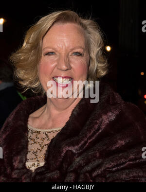 London, UK.  30. November 2016. Deborah Meaden, Unternehmer und der Drachen Den Investor, besucht die Tusk Conservation Awards im Victoria and Albert Museum. Die Preise sollen markieren laufenden Restaurierungsarbeiten in der Welt, durch die Anerkennung der Leistungen von Personen, die dazu beitragen, um Afrikas Naturerbe zu schützen. Bildnachweis: Stephen Chung / Alamy Live News Stockfoto