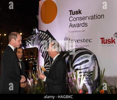 London, UK.  30. November 2016.  Herzog von Cambridge, Royal Patron von Tusk, besucht die Tusk Conservation Awards im Victoria and Albert Museum, Prinz William Award für den Naturschutz in Afrika, den Lifetime Achievement Award, herausragendes Engagement und Beitrag zur Erhaltung loben zu präsentieren.  Die Preise sollen markieren laufenden Restaurierungsarbeiten in der Welt, durch die Anerkennung der Leistungen von Personen, die dazu beitragen, um Afrikas Naturerbe zu schützen. Bildnachweis: Stephen Chung / Alamy Live News Stockfoto