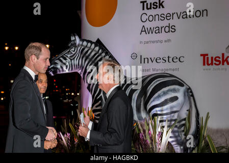 London, UK.  30. November 2016.  Herzog von Cambridge, Royal Patron von Tusk, besucht die Tusk Conservation Awards im Victoria and Albert Museum, Prinz William Award für den Naturschutz in Afrika, den Lifetime Achievement Award, herausragendes Engagement und Beitrag zur Erhaltung loben zu präsentieren.  Die Preise sollen markieren laufenden Restaurierungsarbeiten in der Welt, durch die Anerkennung der Leistungen von Personen, die dazu beitragen, um Afrikas Naturerbe zu schützen. Bildnachweis: Stephen Chung / Alamy Live News Stockfoto