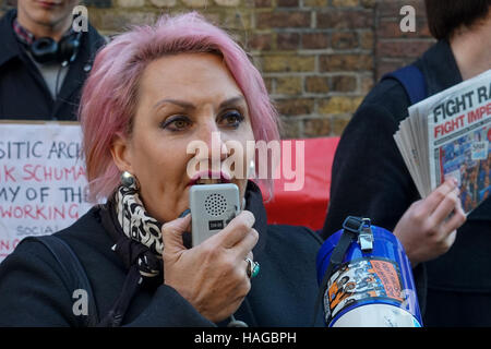 London, UK. 30. November 2016. Kriegs-Protest in den Londoner Büros von Zaha Hadid Architects-Klasse. Die Demonstranten protestieren gegen offensive Hotelauto vom Direktor Patrik Schumachers Berlin Vortrag über die London Housing Krise er die Beseitigung aller Formen des sozialen Wohnungsbaus und der Privatisierung der alle öffentlichen Raum in der Stadt, London, UK schlug. Foto: siehe Li Stockfoto