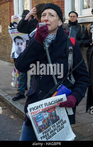 London, UK. 30. November 2016. Kriegs-Protest in den Londoner Büros von Zaha Hadid Architects-Klasse. Die Demonstranten protestieren gegen offensive Hotelauto vom Direktor Patrik Schumachers Berlin Vortrag über die London Housing Krise er die Beseitigung aller Formen des sozialen Wohnungsbaus und der Privatisierung der alle öffentlichen Raum in der Stadt, London, UK schlug. Foto: siehe Li Stockfoto