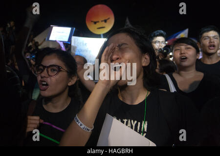 Philippinen. 30. November 2016. Tausende von Demonstranten kamen am Menschen macht Denkmal entlang Edsa in Quezon City, da sie ihre Wut gegen die Beerdigung des ehemaligen Präsidenten Ferdinand Marcos auf dem Helden-Friedhof zeigten. Marcos inmitten der wachsenden Ruf der Öffentlichkeit nicht den ehemaligen Präsident wo ehemalige Präsidenten auf dem gleichen Friedhof begraben heimlich begraben wurde und Soldaten wurden zur Ruhe gelegt. Bildnachweis: J Gerard Seguia/ZUMA Draht/Alamy Live-Nachrichten Stockfoto