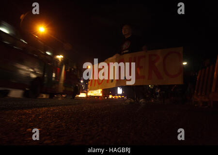 Philippinen. 30. November 2016. Tausende von Demonstranten kamen am Menschen macht Denkmal entlang Edsa in Quezon City, da sie ihre Wut gegen die Beerdigung des ehemaligen Präsidenten Ferdinand Marcos auf dem Helden-Friedhof zeigten. Marcos inmitten der wachsenden Ruf der Öffentlichkeit nicht den ehemaligen Präsident wo ehemalige Präsidenten auf dem gleichen Friedhof begraben heimlich begraben wurde und Soldaten wurden zur Ruhe gelegt. Bildnachweis: J Gerard Seguia/ZUMA Draht/Alamy Live-Nachrichten Stockfoto