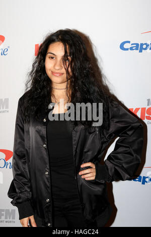 Dallas, USA. 29. November 2016. Alessia Cara kommt auf dem roten Teppich bei den iHeartRadio KISS FM Jingle Ball 2016 präsentiert von Capital One im American Airlines Center im 29. November 2016 Credit: The Foto Zugang/Alamy Live News Stockfoto