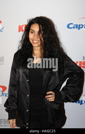 Dallas, USA. 29. November 2016. Alessia Cara kommt auf dem roten Teppich bei den iHeartRadio KISS FM Jingle Ball 2016 präsentiert von Capital One im American Airlines Center im 29. November 2016 Credit: The Foto Zugang/Alamy Live News Stockfoto