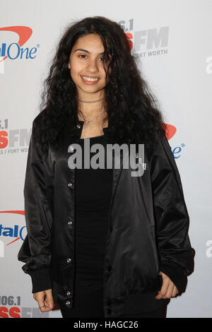 Dallas, USA. 29. November 2016. Alessia Cara kommt auf dem roten Teppich bei den iHeartRadio KISS FM Jingle Ball 2016 präsentiert von Capital One im American Airlines Center im 29. November 2016 Credit: The Foto Zugang/Alamy Live News Stockfoto