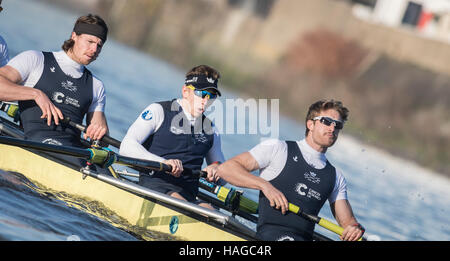 Oxford University Boat Club, UK. 30. November 2016. Testversion VIIIs dienen als eine wichtige Lernerfahrung und Auswahl für die sechzehn Ruderer und zwei Steuermänner Auserwählten testen. Es ist das einzige Mal während der Saison, dass die Gruppenmitglieder Side-by-Side für die gesamten vier und ein Viertel Meilen des Championship-Golfplatzes in einer Simulation von Cancer Research Boat Race Rennen. Die beiden Oxford Mannschaften das Wasser wurden Acer und Daniel getauft. Bildnachweis: Duncan Grove/Alamy Live-Nachrichten Stockfoto