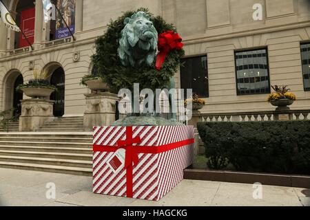 Chicago, USA. 30. November 2016. Eines der Löwe aus Bronze-Statuen mit Weihnachtsschmuck ist vor dem Eingang des Art Institute of Chicago, USA, 30. November 2016 gesehen. © Wang Ping/Xinhua/Alamy Live-Nachrichten Stockfoto