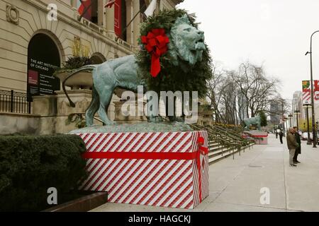 Chicago, USA. 30. November 2016. Die beiden bronzenen Löwen-Statuen mit Weihnachtsschmuck sind vor dem Eingang des Art Institute of Chicago, USA, 30. November 2016 gesehen. © Wang Ping/Xinhua/Alamy Live-Nachrichten Stockfoto