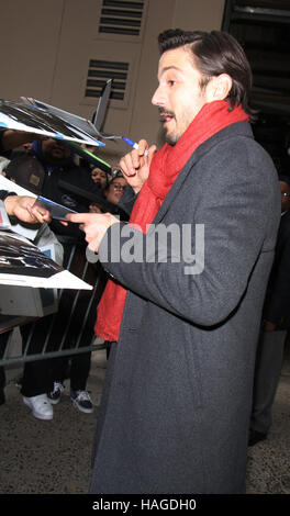 New York, USA. 30. November 2016. Diego Luna bei Live mit Kelly, über seinen neuen Star Wars Film ein Schurke in New York City.November 30, 2016 zu sprechen.  Bildnachweis: MediaPunch Inc/Alamy Live-Nachrichten Stockfoto