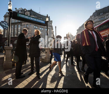 London, UK. 30. November 2016. UK-Wetter: Winter Sonne an einem anstrengenden Nachmittag auf Oxford Straße Kredit: Guy Corbishley/Alamy Live News Stockfoto