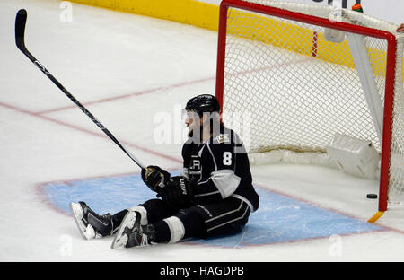 Los Angeles, Kalifornien, USA. 30. November 2016. Los Angeles Kings Verteidiger Drew Doughty (8) erreichen kein Tor erzielte durch San Jose Sharks Center Logan Couture (nicht abgebildet) während der dritten Periode auf Mittwoch, 30. November 2016 ein NHL-Hockey-Spiel im Staples Center in Los Angeles. San Jose Sharks gewann 4: 1. (Foto von Keith Birmingham, Pasadena Star-News/SCNG) Bildnachweis: San Gabriel Valley Tribune/ZUMA Draht/Alamy Live-Nachrichten Stockfoto