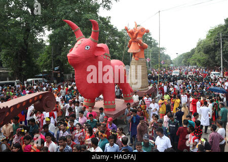 14. April 2016 - zeigt Dhaka, Bangladesch - (Datei) die Datei Bild 14. April 2016 datiert Bangladeshi Menschen bei einem bunten Mangal Shobhajatra Festival Pahela Baishakh feiern den ersten Tag des ersten Monats der Bangla Kalender Jahr 1423, am Charukola Institut in Dhaka, Bangladesch. Die UNESCO dazu Mangal Shobhajatra Festival auf Pahela Baishakh unter anderem neue Sicherung immaterielles Kulturerbe während ihrer 11. Sitzung in Addis Abeba, Äthiopien, das vom 28. November bis 02 Dezember läuft. Foto: Monirul Alam (Kredit-Bild: © Monirul Alam über ZUMA Draht) Stockfoto