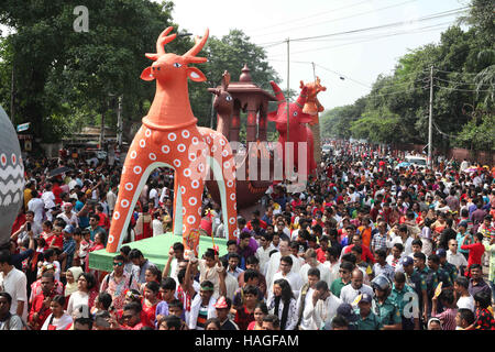 14. April 2016 - zeigt Dhaka, Bangladesch - (Datei) die Datei Bild 14. April 2016 datiert Bangladeshi Menschen bei einem bunten Mangal Shobhajatra Festival Pahela Baishakh feiern den ersten Tag des ersten Monats der Bangla Kalender Jahr 1423, am Charukola Institut in Dhaka, Bangladesch. Die UNESCO dazu Mangal Shobhajatra Festival auf Pahela Baishakh unter anderem neue Sicherung immaterielles Kulturerbe während ihrer 11. Sitzung in Addis Abeba, Äthiopien, das vom 28. November bis 02 Dezember läuft. Foto: Monirul Alam (Kredit-Bild: © Monirul Alam über ZUMA Draht) Stockfoto