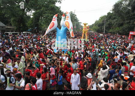 14. April 2016 - zeigt Dhaka, Bangladesch - (Datei) die Datei Bild 14. April 2016 datiert Bangladeshi Menschen bei einem bunten Mangal Shobhajatra Festival Pahela Baishakh feiern den ersten Tag des ersten Monats der Bangla Kalender Jahr 1423, am Charukola Institut in Dhaka, Bangladesch. Die UNESCO dazu Mangal Shobhajatra Festival auf Pahela Baishakh unter anderem neue Sicherung immaterielles Kulturerbe während ihrer 11. Sitzung in Addis Abeba, Äthiopien, das vom 28. November bis 02 Dezember läuft. Foto: Monirul Alam (Kredit-Bild: © Monirul Alam über ZUMA Draht) Stockfoto