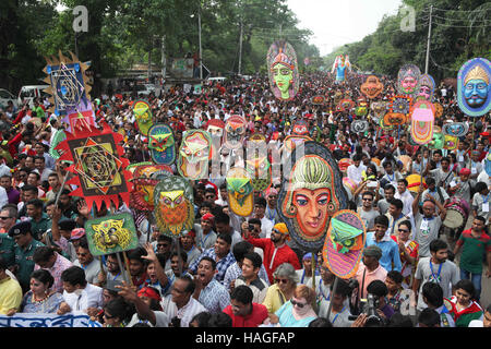 14. April 2016 - Dhakab, Bangladesch - (Datei) zeigt die Datei Bild vom 14. April 2016 Bangladeshi Menschen bei einem bunten Mangal Shobhajatra Festival Pahela Baishakh feiern den ersten Tag des ersten Monats der Bangla Kalender Jahr 1423, am Charukola Institut in Dhaka, Bangladesch. Die UNESCO dazu Mangal Shobhajatra Festival auf Pahela Baishakh unter anderem neue Sicherung immaterielles Kulturerbe während ihrer 11. Sitzung in Addis Abeba, Äthiopien, das vom 28. November bis 02 Dezember läuft. Foto: Monirul Alam (Kredit-Bild: © Monirul Alam über ZUMA Draht) Stockfoto