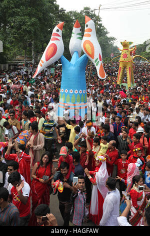 14. April 2016 - zeigt Dhaka, Bangladesch - (Datei) die Datei Bild 14. April 2016 datiert Bangladeshi Menschen bei einem bunten Mangal Shobhajatra Festival Pahela Baishakh feiern den ersten Tag des ersten Monats der Bangla Kalender Jahr 1423, am Charukola Institut in Dhaka, Bangladesch. Die UNESCO dazu Mangal Shobhajatra Festival auf Pahela Baishakh unter anderem neue Sicherung immaterielles Kulturerbe während ihrer 11. Sitzung in Addis Abeba, Äthiopien, das vom 28. November bis 02 Dezember läuft. Foto: Monirul Alam (Kredit-Bild: © Monirul Alam über ZUMA Draht) Stockfoto