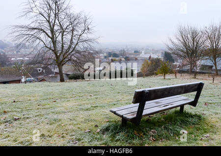 Bridport, Dorset, UK.  1. Dezember 2016. Eine neblige Sicht über Bridport an einem frostigen Morgen in Dorset zu Beginn der meteorologische Winter.  Bild: Graham Hunt/Alamy Live-Nachrichten Stockfoto