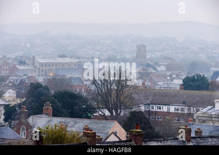 Bridport, Dorset, UK.  1. Dezember 2016. Eine neblige Sicht über Bridport an einem frostigen Morgen in Dorset zu Beginn der meteorologische Winter.  Bild: Graham Hunt/Alamy Live-Nachrichten Stockfoto