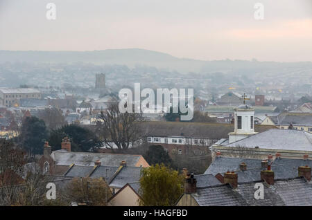 Bridport, Dorset, UK.  1. Dezember 2016. Eine neblige Sicht über Bridport an einem frostigen Morgen in Dorset zu Beginn der meteorologische Winter.  Bild: Graham Hunt/Alamy Live-Nachrichten Stockfoto