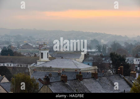 Bridport, Dorset, UK.  1. Dezember 2016. Eine neblige Sicht über Bridport an einem frostigen Morgen in Dorset zu Beginn der meteorologische Winter.  Bild: Graham Hunt/Alamy Live-Nachrichten Stockfoto