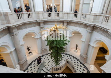 London, UK. 1. Dezember 2016.  Ein Weihnachtsbaum wird des Künstlers Shirazeh Houshiary, vorgestellt in der Rotunde des Museums Tate Britain in Millbank.  Die Arbeit konzentriert sich auf die natürlichen Eigenschaften des Baumes der Textur und Form und hängt kopfüber, mit Wurzeln ausgesetzt und in Blattgold, aufmerksam, was in der Regel verborgen unter der Erde bedeckt. Bildnachweis: Stephen Chung / Alamy Live News Stockfoto