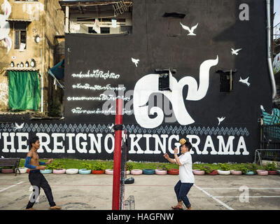 1. Dezember 2016 - Bangkok, Bangkok, Thailand - spielen Männer Takraw im Chalermla Park (Graffiti) in Bangkok. Die Ostwand des Parks wurde übermalt mit ein großes Wandgemälde, das '' Born in der Regierungszeit von König Rama 9,'' sagt mit den neun in Thai-Schrift geschrieben. Bhumibol Adulyadej, der spät König von Thailand, bekannt als Rama 9. Der Park wurde ihm zu Ehren nach seinem Tod am 13. Okt übermalt. (Kredit-Bild: © Jack Kurtz über ZUMA Draht) Stockfoto