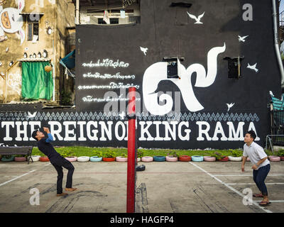 1. Dezember 2016 - Bangkok, Bangkok, Thailand - spielen Männer Takraw im Chalermla Park (Graffiti) in Bangkok. Die Ostwand des Parks wurde übermalt mit ein großes Wandgemälde, das '' Born in der Regierungszeit von König Rama 9,'' sagt mit den neun in Thai-Schrift geschrieben. Bhumibol Adulyadej, der spät König von Thailand, bekannt als Rama 9. Der Park wurde ihm zu Ehren nach seinem Tod am 13. Okt übermalt. (Kredit-Bild: © Jack Kurtz über ZUMA Draht) Stockfoto