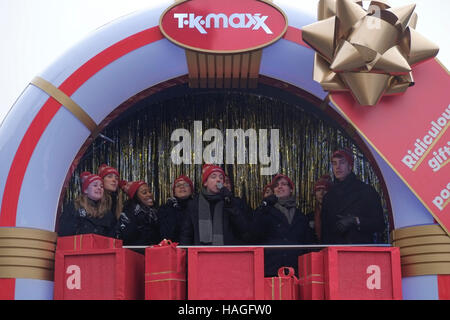 London, UK. 1. Dezember 2016.Tk Maxx Weihnachten mitsingen Jukebox Promotion, Kings Cross Station. Bildnachweis: Claire Doherty/Alamy Live News Stockfoto