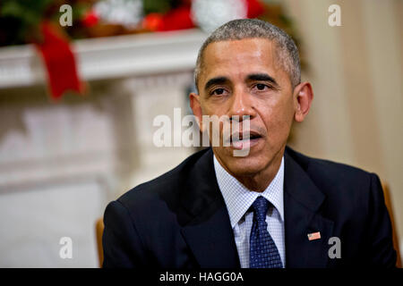 Washington, DC, USA. 30. November 2016. Präsident Obama spricht, wie er mit 2016-amerikanischen Nobelpreisträger im Oval Office des weißen Hauses in Washington, DC trifft. e schwedischen Erfinder des Dynamits, der im Jahr 1896 starb. Bildnachweis: Andrew Harrer/Pool über CNP MediaPunch Credit: MediaPunch Inc/Alamy Live-Nachrichten Stockfoto