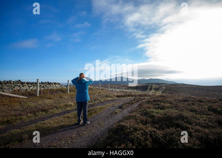 Wanderer auf dem Offas Dyke Path in Clwydian Bereich Denbighshire, Nordwales mit Moel Famau der höchste Gipfel im sichtbaren Bereich in der Ferne. Stockfoto