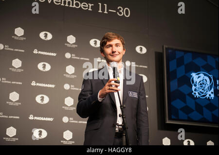 New York, USA. 30. November 2016. Sergey Karjakin von Russland am 30. November 2016 nach dem Verlust einer 13-tägigen Spiel gegen Magnus Carlsen Norwegen um den Titel des FIDE-Weltmeister – ein Titel, Carlsen bereits gehalten und zu verteidigen hatte. Das Spiel wurde in der South Street Seaport in Manhattan, New York City statt.  Bildnachweis: Terese Loeb Kreuzer/Alamy Live-Nachrichten Stockfoto